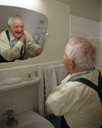 Homme enfilant sa cravate