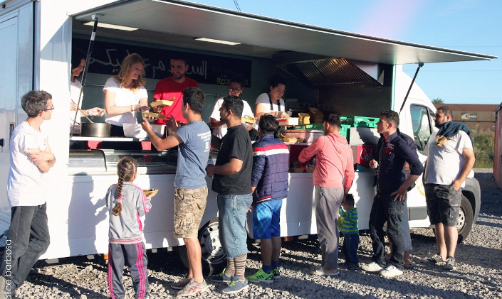 Réfugiès devant le food truck du Recho, servis par des bénévoles