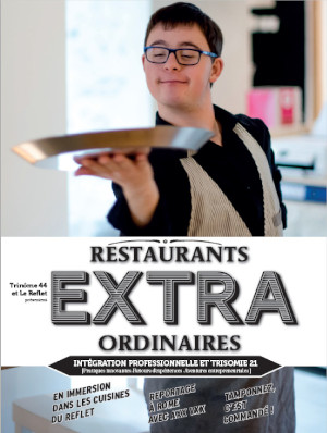 Image de la couverture du livre "Restaurants extra ordinaires". Sur la photo, un jeune atteint de trisomie, en tenue de serveur (chemise noire et veston beige) porte un plateau en souriant légérement.