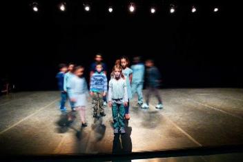 Groupe d'enfants sur une scène dans la pénombre