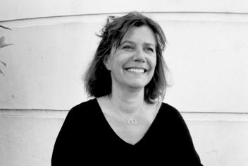 Portrait noir et blanc de Cécile souriante