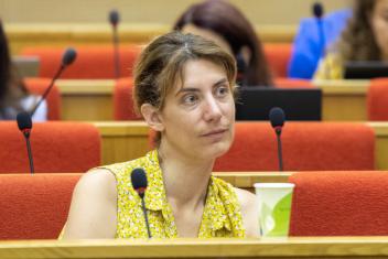 Fanny Lacroix dans le public, dans la salle Médicis du Palais du Luxembourg, lors du Colloque Odas sur l'Habitat Inclusif (juin 2023)