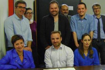 Groupe de personnes souriant dans un bureau