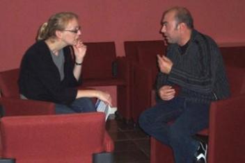 Deux personnes discutant sur des fauteuils