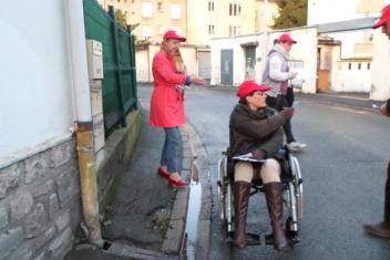Quatre personnes dicutant dans une rue
