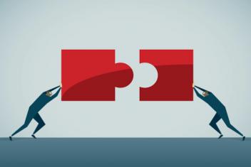 Deux personnes rassemblant deux pièces de puzzle