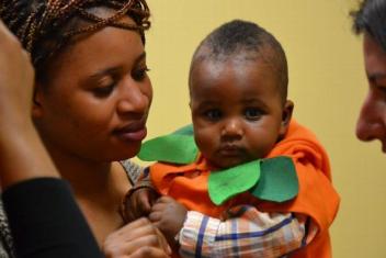 Une maman et son enfant en bas âge dans les bras