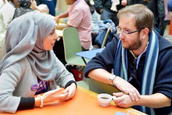 Deux personnes discutant autour d'une table