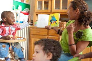 Une femme lisant une histoire à un enfant