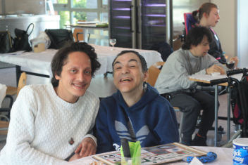 Couple jeune et personne en situation de handicap