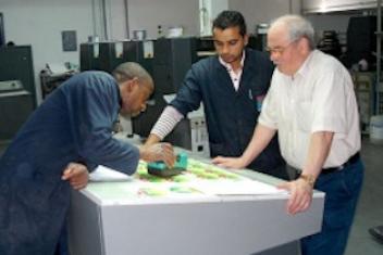 Deux personnes et une personne âgée devant autour d'une table