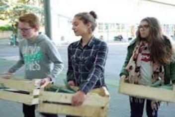 Jeunes portant des paniers de légumes