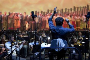 Un orchestre jouant avec un choeur