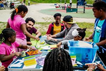 Jeunes jouant autour d'une table