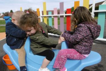 Enfants jouant sur un jeux sur ressort