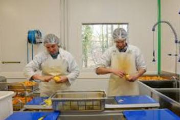 Deux cuisiniers préparant des légumes