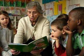 Femme lisant un livre à des enfants
