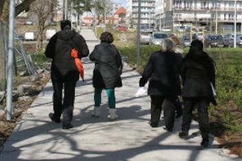 Femmes marchant dans une rue