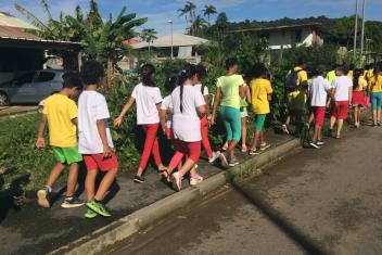 Classe de collegiens marchant dans la rue 