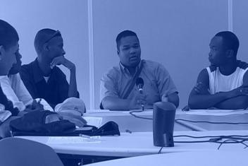 Groupe de jeunes discutant autour d'une table