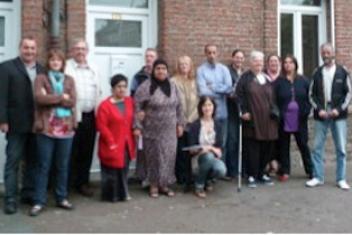 Groupe de personnes devant un batiment
