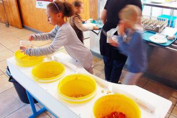 Enfants triant leurs déchets 