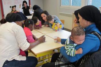 Parents et enfants jouant autour d'une table