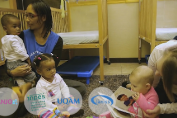 Deux adultes s'occupant d'enfants