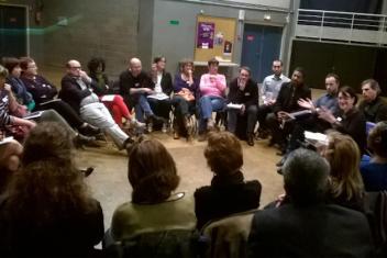 Groupe de personnes assis en ronde