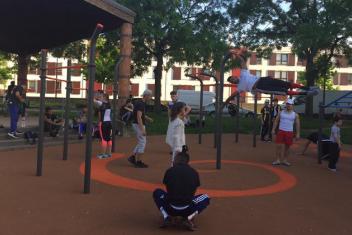 Jeunes dans un parc faisant du street workout
