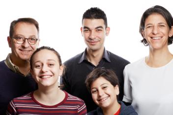 Groupe de personnes souriantes