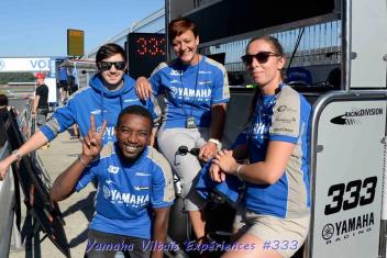 Jeunes souriant au bord d'un circuit automobile