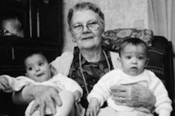 Femme tenant deux bébés dans ces bras