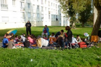 Un groupe de personnes sur l'herbe