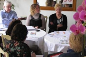 Des personnes discutant autour d'une table