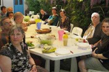 Groupe de personnes déjeunant ensemble