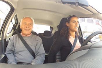 Deux personnes dans une voiture