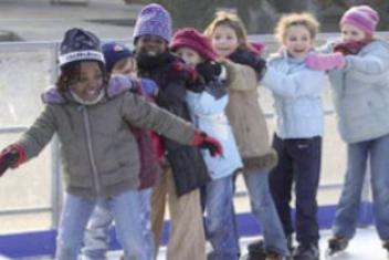 Groupe d'enfants faisant du patinage