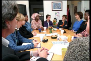 Groupe d'adulte discutant autour d'une table