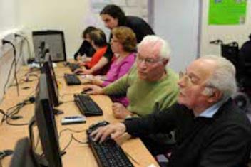 Les personnes âgées utilisant des ordinateurs