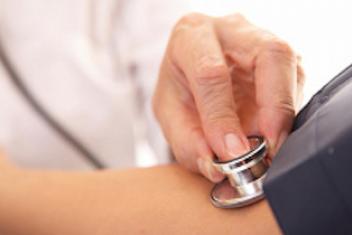 Un personne prenant le pouls d'une personne