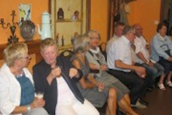 Groupe de personnes assis côte à côte discutant entre eux