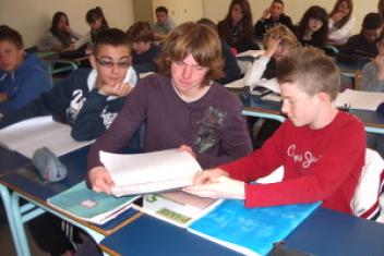 Des élèves dans une salle de classe
