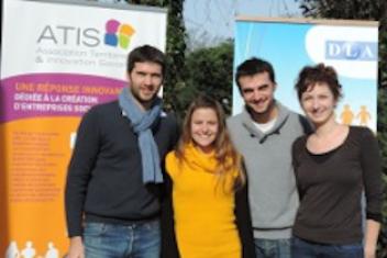 Un groupe de quatre personnes devant des affiches