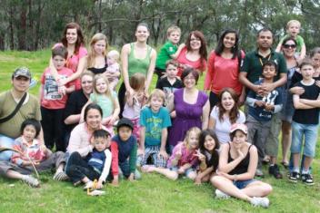 Groupe de plusieurs familles ensemble au camping