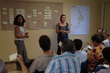 Groupe de personnes en réunion 