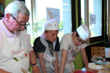 Deux jeunes et un senior qui cuisinent