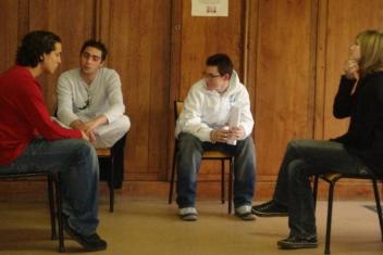 Groupe de personnes assis en rond qui discutent