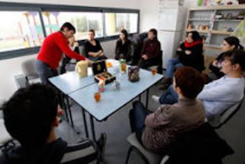 Des personnes discutant autour d'une table
