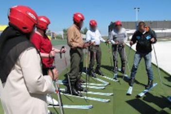 Groupe de personnes apprenant à faire du ski